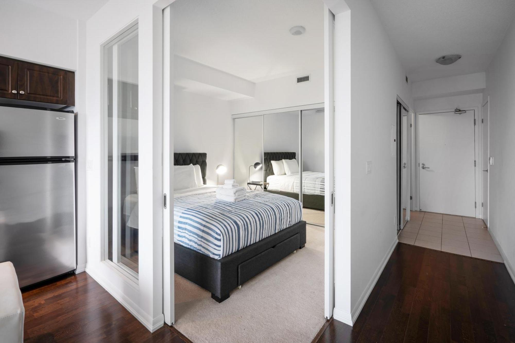 Downtown Toronto 1 Bdrm Condo With Parking And Views Екстериор снимка