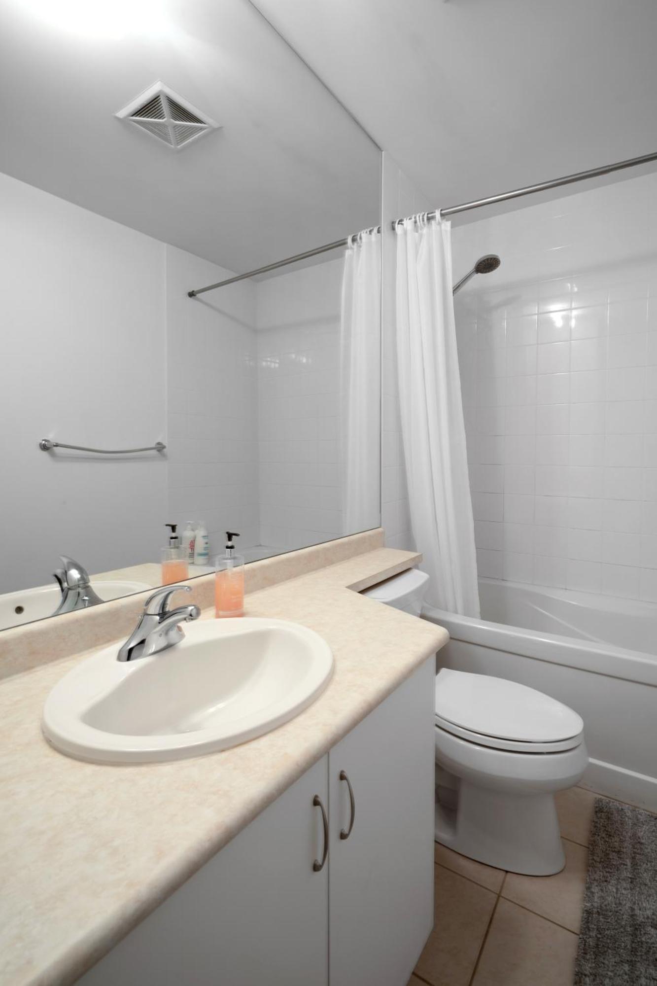 Downtown Toronto 1 Bdrm Condo With Parking And Views Екстериор снимка