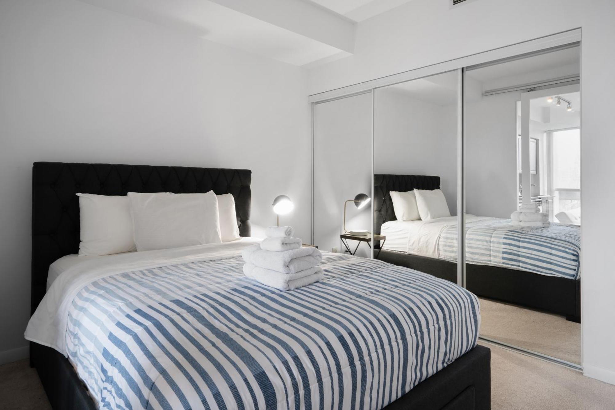 Downtown Toronto 1 Bdrm Condo With Parking And Views Екстериор снимка