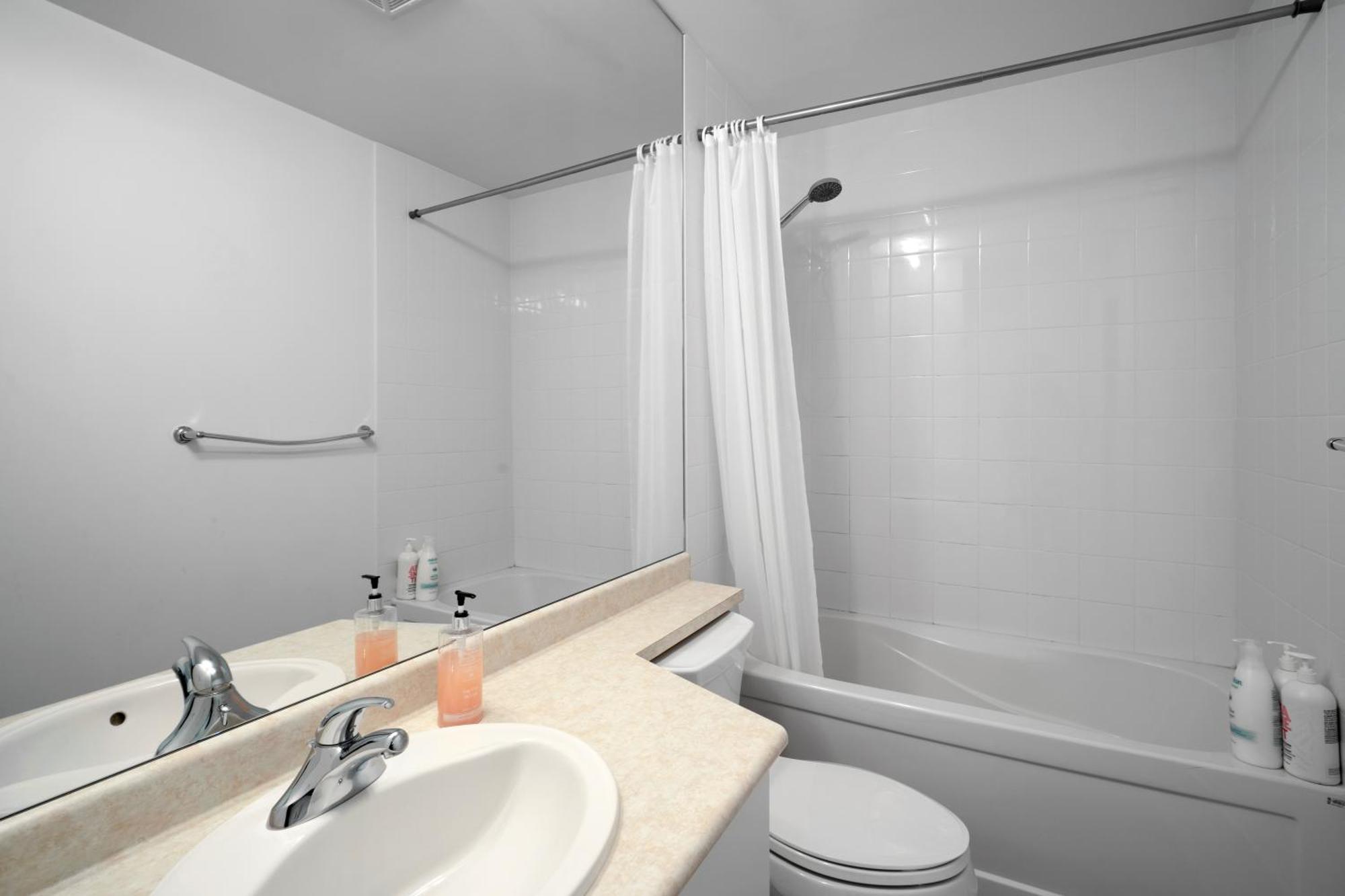 Downtown Toronto 1 Bdrm Condo With Parking And Views Екстериор снимка